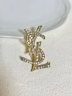 YSL イヴサンローラン クロコダイル ブローチ ゴールド - メルカリ