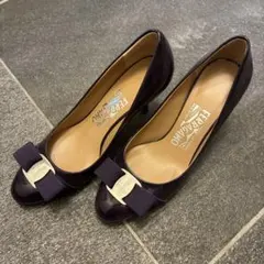 Salvatore Ferragamo エナメル パンプス ヴァラリボンのサムネイル
