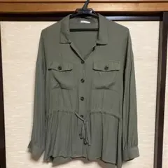 オリーブ色ボタンアップシャツ
