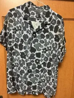 H&M グレーとブラックの斑点模様 半袖シャツ