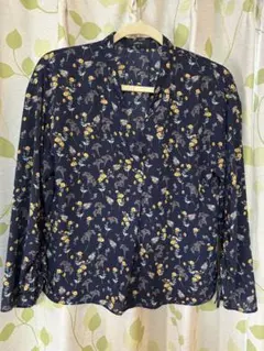 花柄ネイビー長袖シャツ