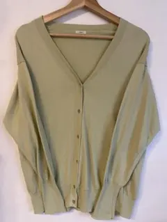 【IENA】くすみグリーン Vネック コットンカーディガン 金ボタン