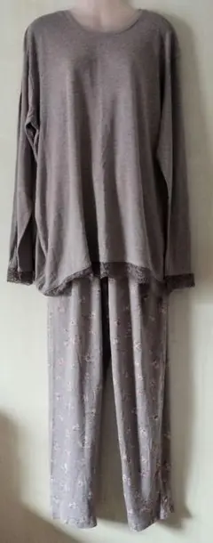 シーサー　ライトブラウン　パンツ花柄　長袖トップスとロングパンツのルームウェア