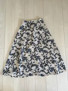 earth music&ecology 花柄フレアスカート ホワイト/ブルー