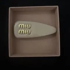 O*n様 【訳あり】miu miu ヘアクリップ ホワイト ゴールド - メルカリ