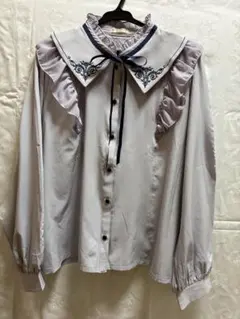 axes femme　ラベンダー　リボンブラウス　フリル付き薄紫長袖シャツ