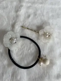 スケルトンホワイトフラワーヘアゴムとヘアピンのセット