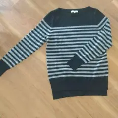 プラステ。黒とグレーのストライプ長袖ニット
