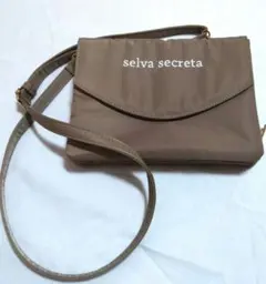 【美品】selva secreta ウォレットバッグ 川崎希 セルバセクレタ selva secretaの新作ウォレットバッグ😊 3層になってるウォレット