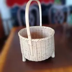 竹のハンドル付きバスケット