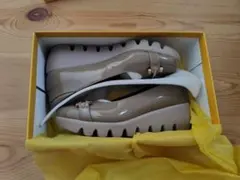 【極美品】ヒルズアベニュー エナメル パンプス ウェーブソール グレージュ 箱付のサムネイル