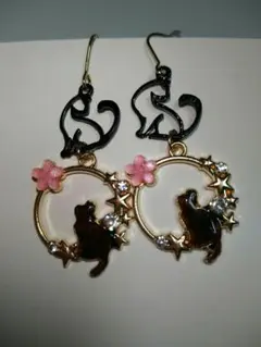 セピア色の猫さんを見つめる黒猫さんピアス