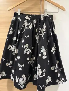 アンミール　花柄膝丈スカート　ブラック　スカート　evelyn