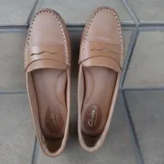 Clarks Artisan ペニーローファー ベージュのサムネイル