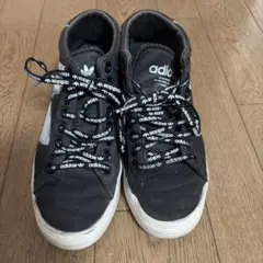 adidas ブラック ハイカットスニーカー