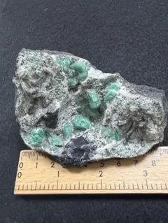 エメラルド 原石 母岩付き 鉱物標本 パイライト共生 - メルカリ