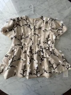 新品未使用・タグ付き‼️立体フラワー刺繍 ペプラムブラウス 半袖 ベージュ