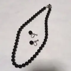 黒のビーズネックレスとイヤリングセット