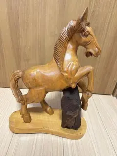 木彫り 馬 置物 オブジェ インテリア 飾り 縁起物 台座付き