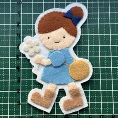 ハンドメイド フェルト ワッペン 女の子(水色)