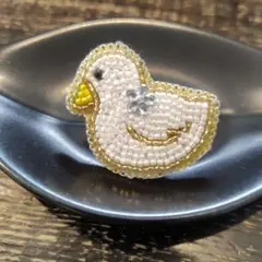 ハンドメイドビーズ 刺繍ブローチ　アヒル