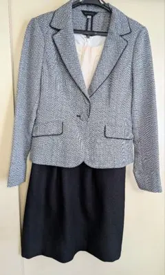 ジャケットとスカートのセットアップ