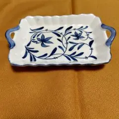 青い花模様の陶器トレイ