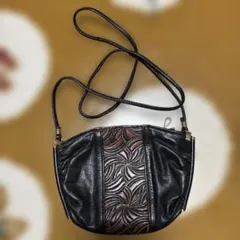 エンボス加工レザーショルダーバッグ