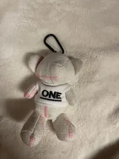 ONE ロゴ入り クマ ぬいぐるみ キーホルダー