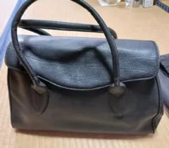 ハンドバッグ 　黒の革製　ファスナー付　シンプル　レトロ感　大容量　ACE製品