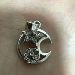 最終値下げ星と月のデザイン シルバー調チャーム？