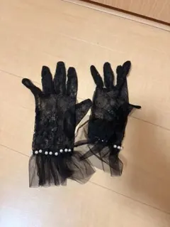 黒いウェディンググローブと白いベール