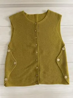【美品】　日本製　ニットリブ編みボタン付きベスト（イエロー）　MーLサイズ