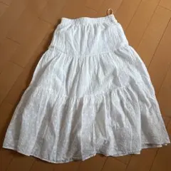 刺繍入りホワイトフレアロングスカート