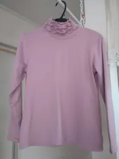 フリル付きハイネック薄紫長袖トップス