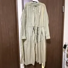 薄いカーキ色のトレンチコート