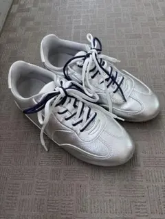 メタリックシルバー スニーカー ネイビー靴紐