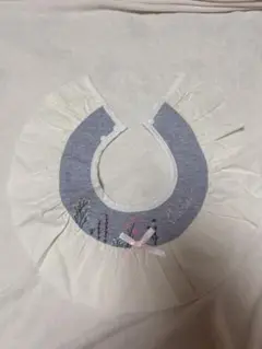 フリル付き刺繍スタイ