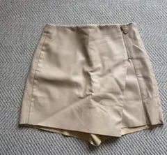 zara ベージュ 合成皮革 ラップショートパンツ
