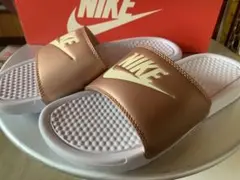NIKE WMNS BENASSI JDI サンダル 25cm ローズゴールドのサムネイル