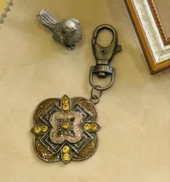 ◆アンティーク風 装飾的な花型キーホルダー◆