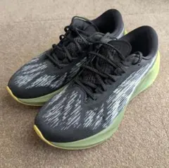 ノヴァブラスト　ランニングシューズ ブラック/グリーン