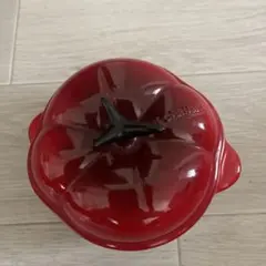 Le creuset トマト型赤い陶器鍋のサムネイル