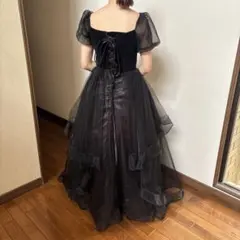 黒のフリル付きロングドレス