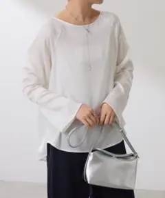 新品未使用袖フレアサテンTブラウス