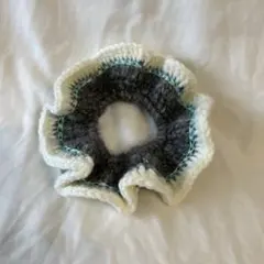 ハンドメイド ニットシュシュ グレー×ホワイト - メルカリ