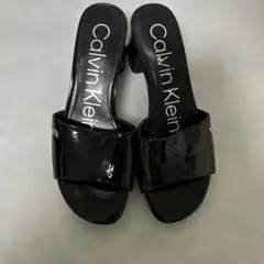 カルバンクラインエナメル黒サンダルのサムネイル