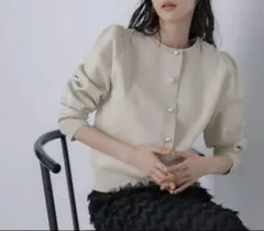 ナノユニバース　ライトスポンディッシュパールボタンカーディガン　ベージュ