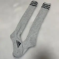新品、未使用‼️adidas グレー ストライプ ロングソックス