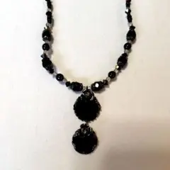 黒ビーズ、黒トップのネックレス